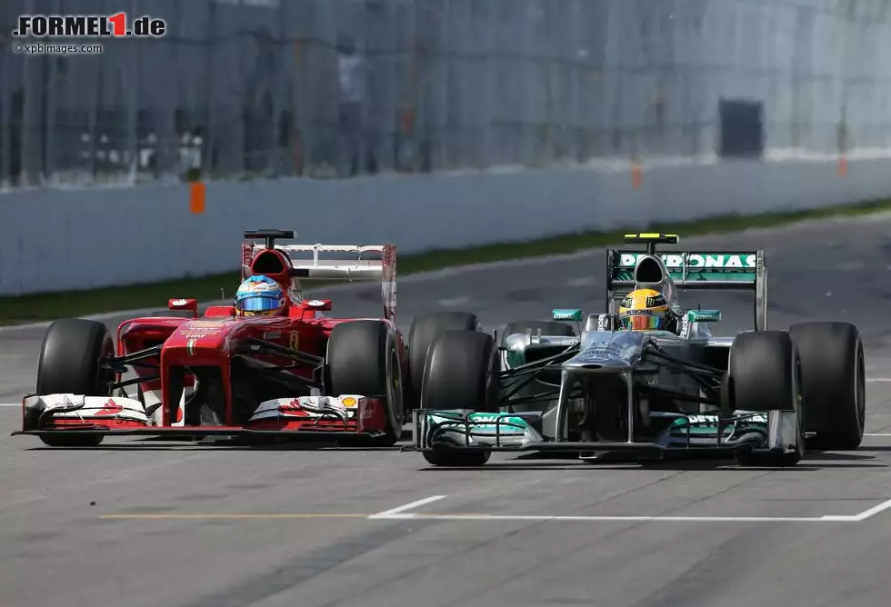 Foto zur News: Während Massa in Kanada den nächsten Trainingscrash baut, im Rennen aber vom 16. Startplatz kommend noch Achter wird, fightet Alonso die beiden Mercedes-Silberpfeile nieder und wird hinter dem verdienten Sieger Sebastian Vettel starker Zweiter. Nur die anfängliche Qualifying-Stärke ist Ferrari längst abhanden gekommen.