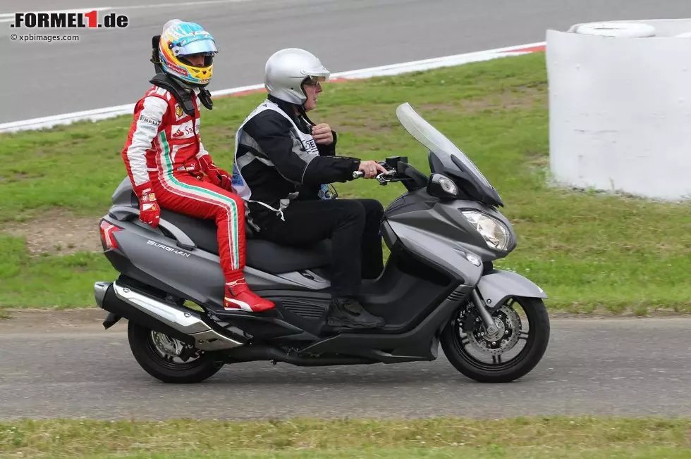 Foto zur News: Bilder mit Symbolkraft in einem hoffnungslosen Sommer: Alonso-Trainingsunfall auf dem Nürburgring, ...