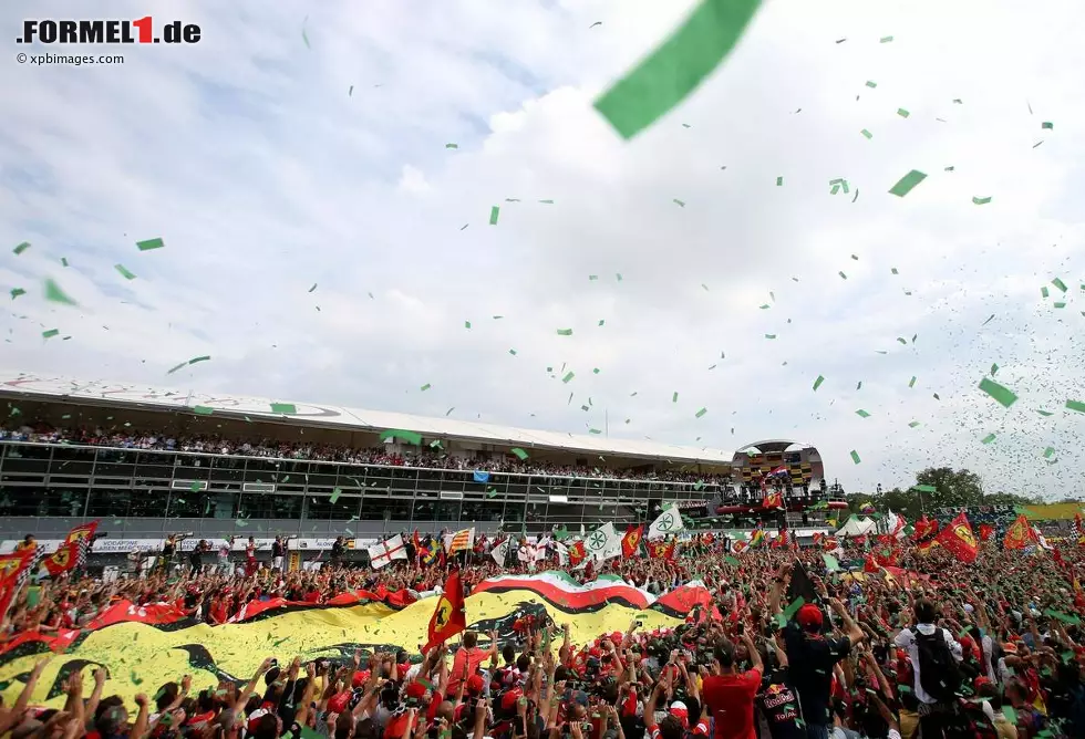Foto zur News: Beim Ferrari-Grand-Prix in Monza feiern die Tifosi den zweiten zweiten Platz hintereinander.