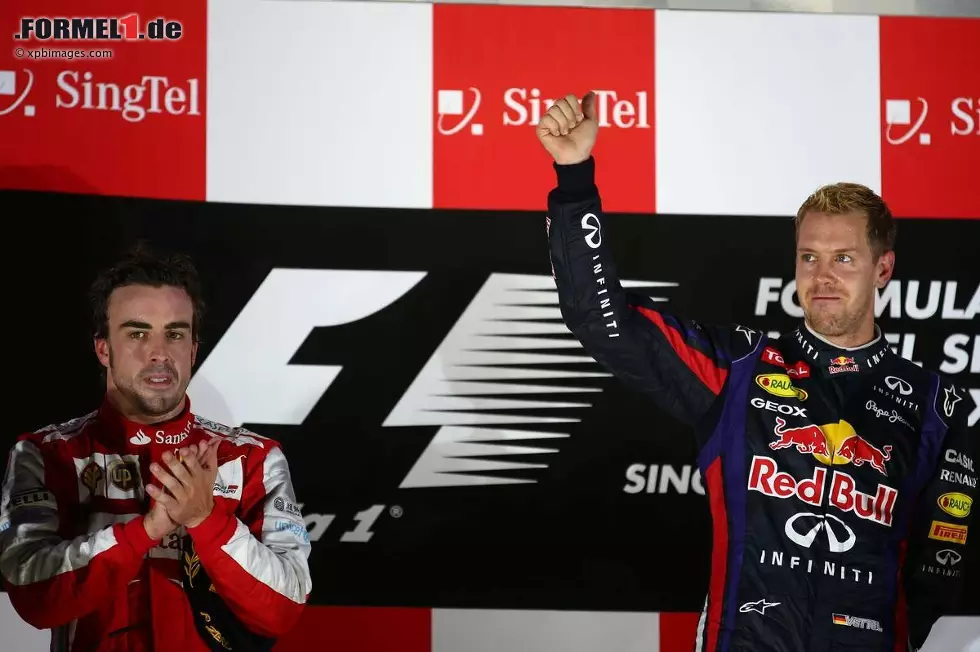 Foto zur News: Aller guten Dinge sind drei: Alonso wird in Singapur erneut Zweiter. Nur: Dreimal lautet der Sieger Sebastian Vettel. Der Abstand in der Fahrer-WM beträgt damit schon 60 Zähler.