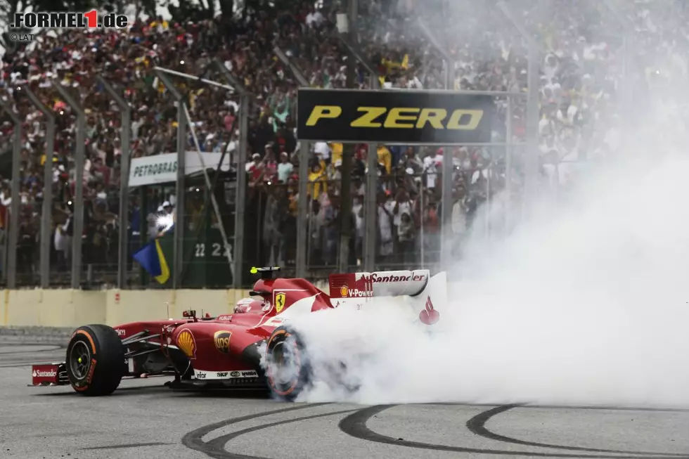 Foto zur News: Und Massa sagt zum Abschied leise Servus: Trotz des drakonischen Durchgreifens der Rennleitung, die ihm einen möglichen Podestplatz beim Heim-Grand-Prix vereitelt, lässt er es sich nicht nehmen, seinen letzten Auftritt in Rot ordentlich zu feiern.