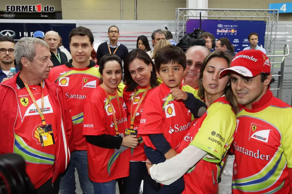 Auch mit seiner Familie. Das hat er sich nach elf Siegen in 139 Grands Prix für die legendäre Scuderia Ferrari aber auch verdient! Foto zur News: Auch mit seiner Familie. Das hat er sich nach elf Siegen in 139 Grands Prix für die legendäre Scuderia Ferrari aber auch verdient!