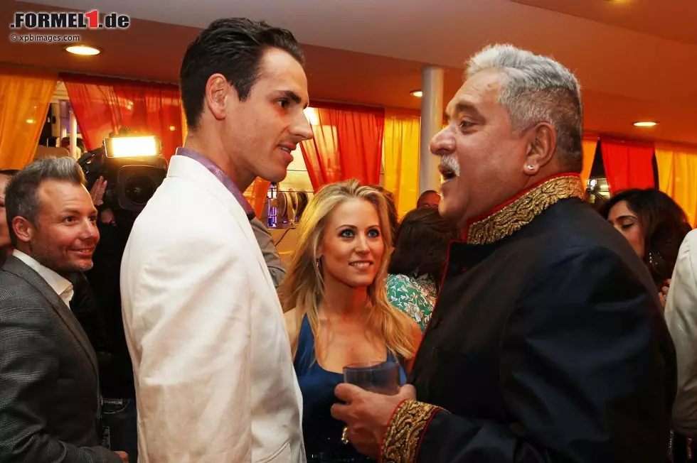 Grand Prix von Monaco, das bedeutet auch: Party auf der Indian Empress von Vijay Mallya. Die Jacht kann man übrigens mieten - denn auch bei Mallyas Kingfisher-Imperium sitzt das Geld nicht mehr so locker wie früher. Laut 'Forbes'-Magazin gehört der Inder nicht mehr zum elitären Kreis der Dollar-Milliardäre. Foto zur News: Grand Prix von Monaco, das bedeutet auch: Party auf der Indian Empress von Vijay Mallya. Die Jacht kann man übrigens mieten - denn auch bei Mallyas Kingfisher-Imperium sitzt das Geld nicht mehr so locker wie früher. Laut 'Forbes'-Magazin gehört der Inder nicht mehr zum elitären Kreis der Dollar-Milliardäre.