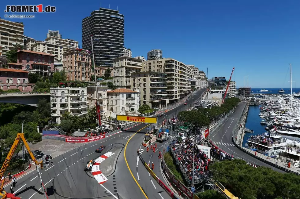 ... lässt in der Loews-Haarnadel mit tollen Manövern die Ex-Champions Button und Alonso stehen und feiert nach vier Nullnummern en suite als Fünfter sein bestes Saisonergebnis. Foto zur News: ... lässt in der Loews-Haarnadel mit tollen Manövern die Ex-Champions Button und Alonso stehen und feiert nach vier Nullnummern en suite als Fünfter sein bestes Saisonergebnis.