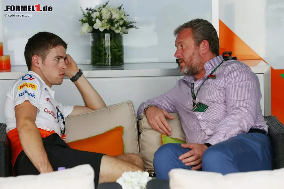 Di Resta, hier im Gespräch mit seinem Manager Richard Goddard, merkt langsam, dass ihm die Felle davonschwimmen. Immer deutlicher zeichnet sich ab: Bei Force India wird 2014 kein Platz mehr für ihn sein. Foto zur News: Di Resta, hier im Gespräch mit seinem Manager Richard Goddard, merkt langsam, dass ihm die Felle davonschwimmen. Immer deutlicher zeichnet sich ab: Bei Force India wird 2014 kein Platz mehr für ihn sein.