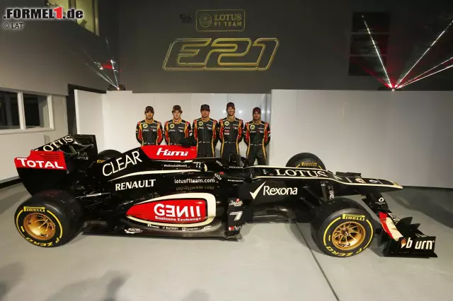 Foto zur News: Die Lotus-Story 2013 beginnt bereits beim Launch am 28. Januar. Denn was viele nicht wissen: Die roten Flächen auf dem Auto wären eigentlich für Sponsor Honeywell reserviert gewesen - doch da ist das Team auf einen Blender hereingefallen. Also wurden stattdessen kurzerhand das Genii-Firmenlogo und der Fahrername aufgemalt. Von links nach rechts: Entwicklungsfahrer Nicolas Prost, dritter Fahrer Davide Valsecchi, die Stammfahrer Kimi Räikkönen und Romain Grosjean sowie Ersatzfahrer Jerome D'Ambrosio.