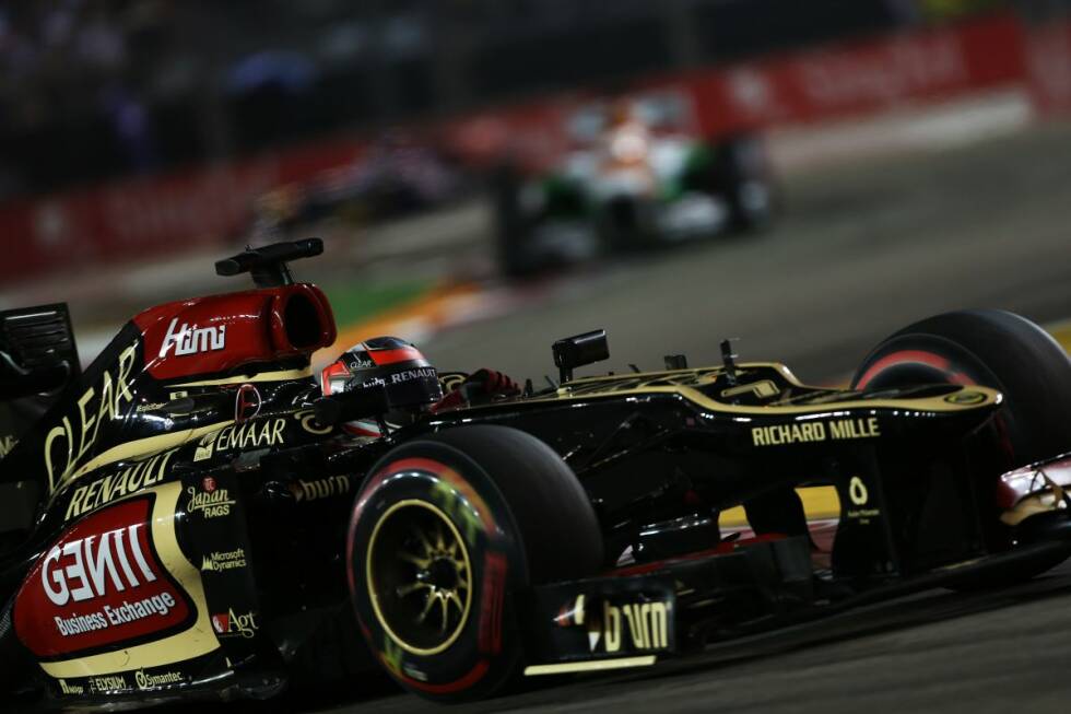 Foto zur News: Beim Nachtrennen in Singapur quält sich Räikkönen trotz wieder akut werdender Rückenschmerzen, die ihn für den Rest der Saison begleiten werden, vom 13. Startplatz auf das Podium nach vorne. Pechvogel Grosjean, im Qualifying überragender Dritter, scheidet mit Defekt aus.
