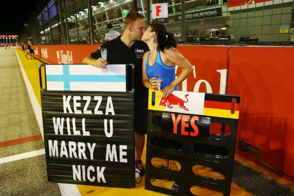 Foto zur News: Der originellste Heiratsantrag des Formel-1-Jahres 2013: Lotus-Mechaniker Nick hält um die Hand von Red Bulls Hospitality-Managerin Kerry an. Die Redaktion wünscht alles Gute für eine glückliche Ehe!