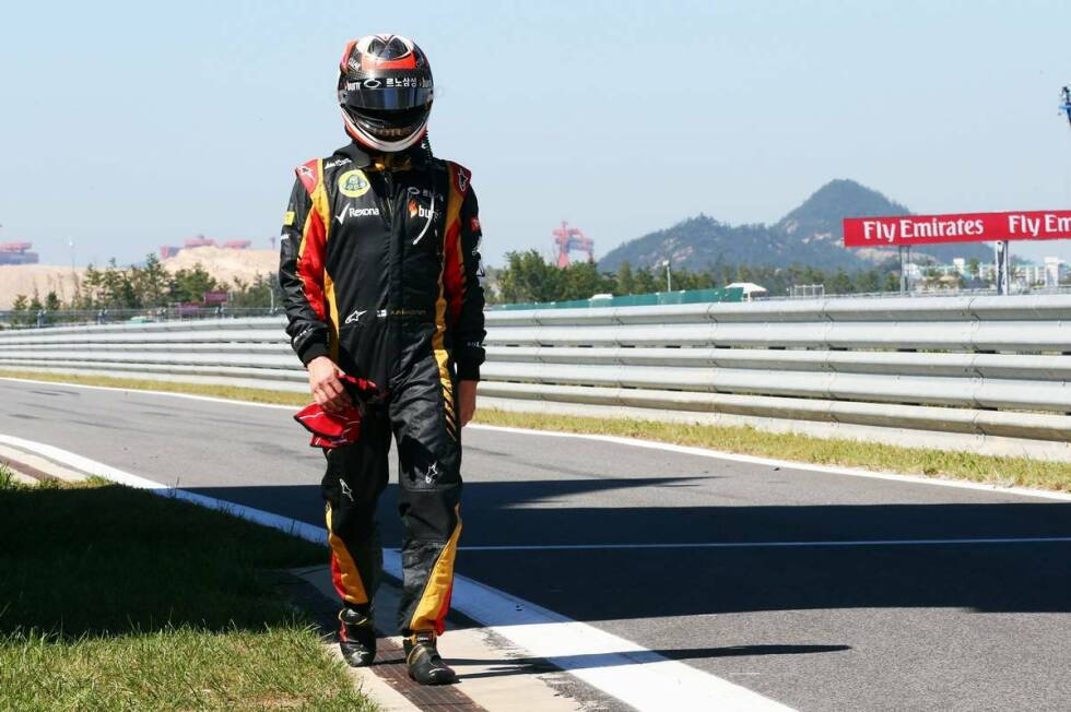 Foto zur News: Training zum Grand Prix von Südkorea: Die Körpersprache von Räikkönen nach einem Unfall spricht Bände über die Stimmung im Team. Der &quot;Iceman&quot; wirkt zunehmend lustlos.