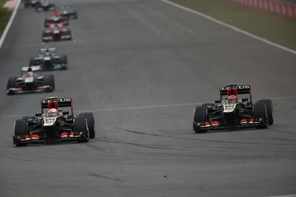 Foto zur News: Im Rennen gibt es diesmal keine Teamorder mehr - wozu sollte Lotus den künftigen Ferrari-Piloten Räikkönen, der ohnehin keine realistischen WM-Chancen mehr hat, auch noch schützen? Grosjean schafft es aber aus eigener Kraft nicht, den Finnen zu schlagen. Am Ende wieder Platz zwei und drei hinter Sieger Sebastian Vettel.