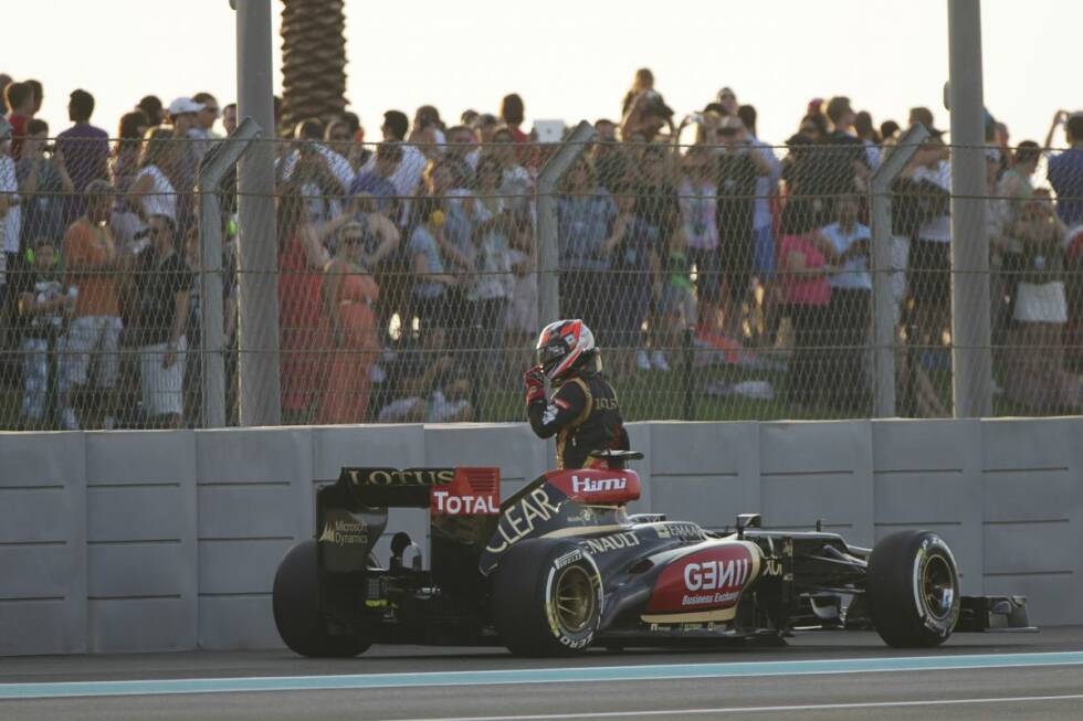 Foto zur News: Jetzt reicht&#039;s endgültig: Räikkönen, im Qualifying wegen eines illegalen Unterbodens disqualifiziert, kollidiert in Abu Dhabi schon in der ersten Runde mit Giedo van der Garde. Er hinterlässt Lotus nochmal eine ordentliche Rechnung für die Reparatur der Radaufhängung - und kehrt nie wieder zurück, sondern geht vorzeitig in die verlängerte Winterpause.