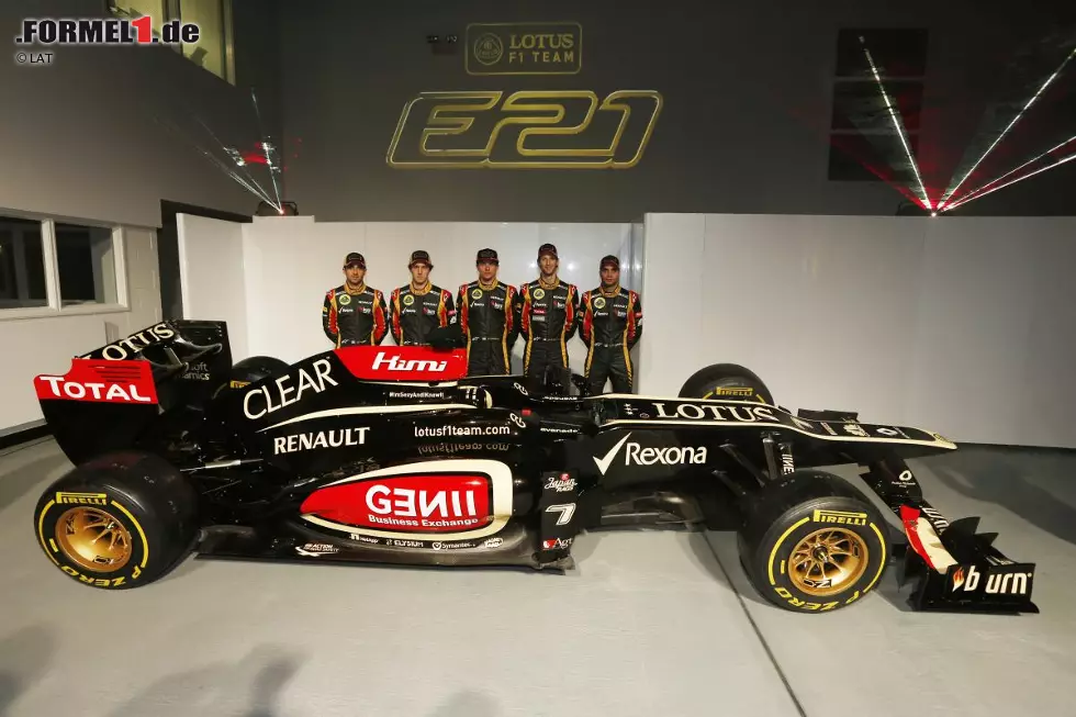 Foto zur News: Die Lotus-Story 2013 beginnt bereits beim Launch am 28. Januar. Denn was viele nicht wissen: Die roten Flächen auf dem Auto wären eigentlich für Sponsor Honeywell reserviert gewesen - doch da ist das Team auf einen Blender hereingefallen. Also wurden stattdessen kurzerhand das Genii-Firmenlogo und der Fahrername aufgemalt. Von links nach rechts: Entwicklungsfahrer Nicolas Prost, dritter Fahrer Davide Valsecchi, die Stammfahrer Kimi Räikkönen und Romain Grosjean sowie Ersatzfahrer Jerome D&#039;Ambrosio.