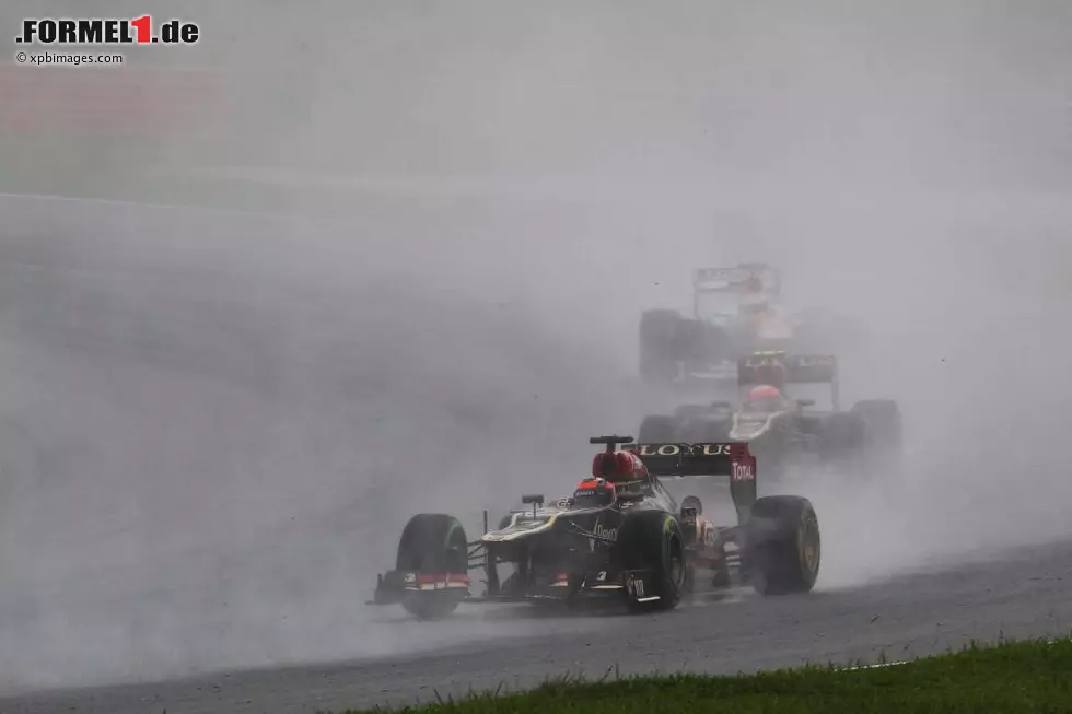 Aber nur eine Woche später ist Räikkönen die WM-Führung auch schon wieder los: Erst vom siebten auf den zehnten Startplatz zurück (wegen Qualifying-Blockade von Nico Rosberg), dann im Rennen in Malaysia hinter Teamkollege Romain Grosjean nur Siebter. Foto zur News: Aber nur eine Woche später ist Räikkönen die WM-Führung auch schon wieder los: Erst vom siebten auf den zehnten Startplatz zurück (wegen Qualifying-Blockade von Nico Rosberg), dann im Rennen in Malaysia hinter Teamkollege Romain Grosjean nur Siebter.