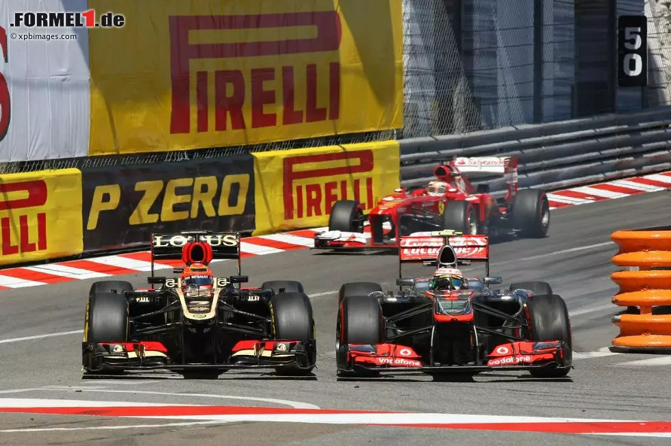 Räikkönen fällt indes vom fünften auf den achten Platz zurück, unter anderem wegen einer Berührung mit dem überaggressiven Sergio Perez. Den McLaren-Fahrer beschimpft er später: "Dieser Idiot! Vielleicht braucht er mal eine Abreibung, damit er es versteht." Foto zur News: Räikkönen fällt indes vom fünften auf den achten Platz zurück, unter anderem wegen einer Berührung mit dem überaggressiven Sergio Perez. Den McLaren-Fahrer beschimpft er später: "Dieser Idiot! Vielleicht braucht er mal eine Abreibung, damit er es versteht."