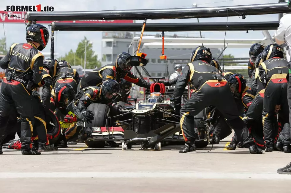 Im Sommer verliert Räikkönen den Anschluss zu Sebastian Vettel: Nach einer Boxenpanne, Bremsproblemen und Platz neun in Kanada fällt er nicht nur hinter Fernando Alonso zurück, sondern auf die WM-Spitze fehlen inzwischen schon 44 Punkte. Foto zur News: Im Sommer verliert Räikkönen den Anschluss zu Sebastian Vettel: Nach einer Boxenpanne, Bremsproblemen und Platz neun in Kanada fällt er nicht nur hinter Fernando Alonso zurück, sondern auf die WM-Spitze fehlen inzwischen schon 44 Punkte.