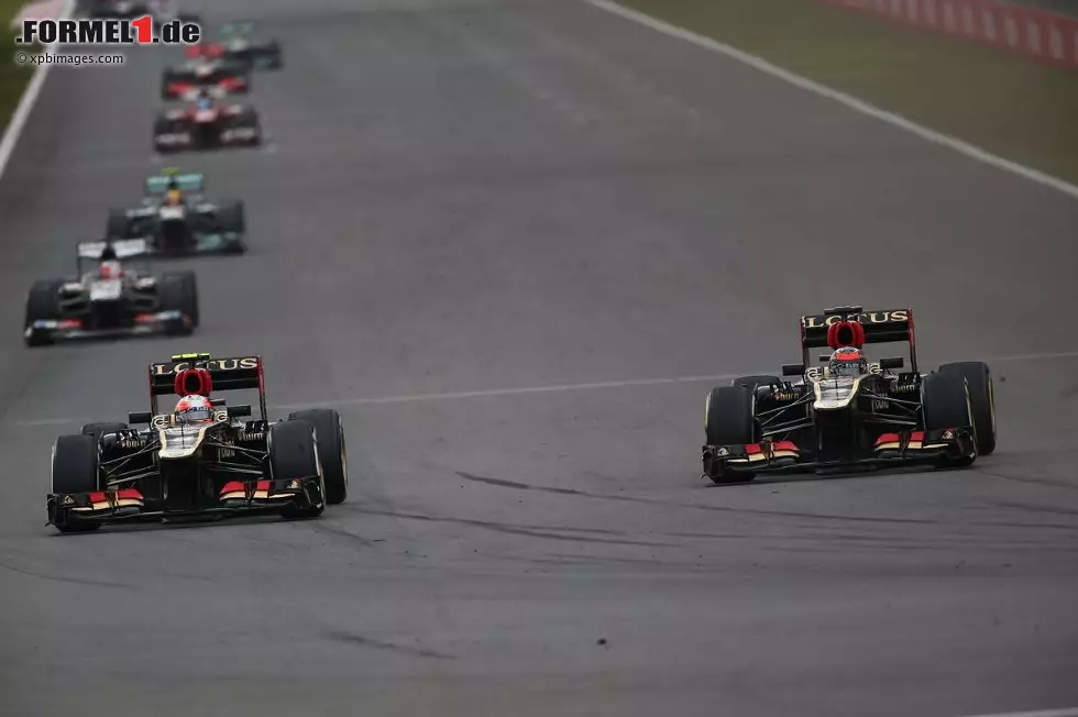 Im Rennen gibt es diesmal keine Teamorder mehr - wozu sollte Lotus den künftigen Ferrari-Piloten Räikkönen, der ohnehin keine realistischen WM-Chancen mehr hat, auch noch schützen? Grosjean schafft es aber aus eigener Kraft nicht, den Finnen zu schlagen. Am Ende wieder Platz zwei und drei hinter Sieger Sebastian Vettel. Foto zur News: Im Rennen gibt es diesmal keine Teamorder mehr - wozu sollte Lotus den künftigen Ferrari-Piloten Räikkönen, der ohnehin keine realistischen WM-Chancen mehr hat, auch noch schützen? Grosjean schafft es aber aus eigener Kraft nicht, den Finnen zu schlagen. Am Ende wieder Platz zwei und drei hinter Sieger Sebastian Vettel.