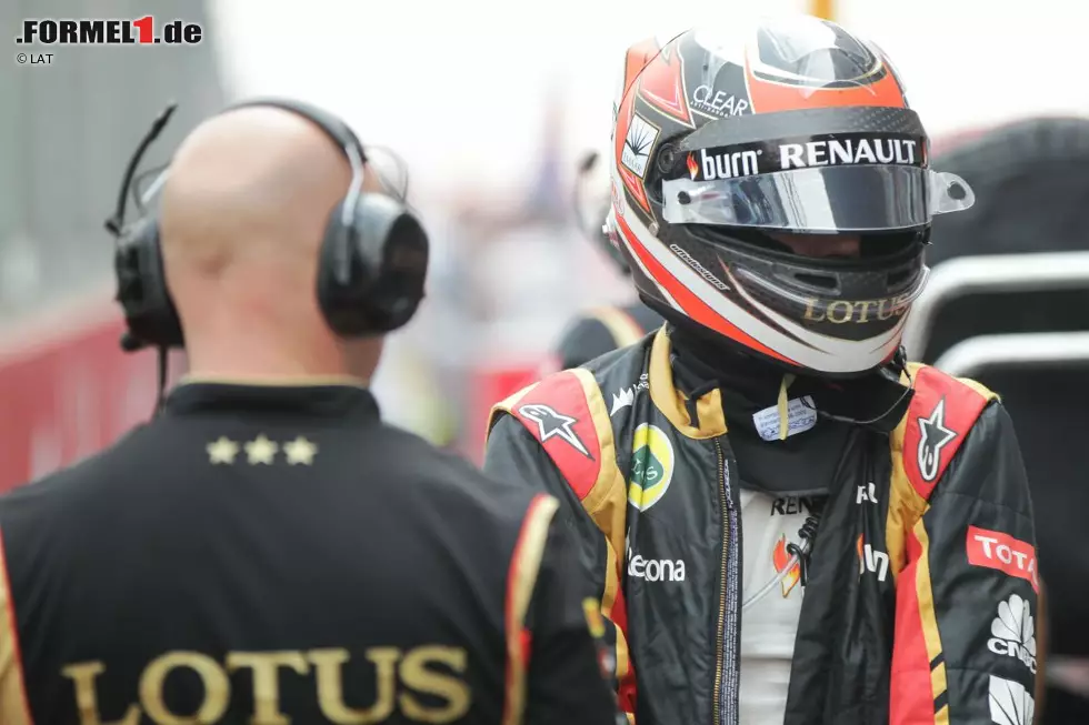 Beim Grand Prix von Indien interessiert sich niemand für die Plätze drei (Grosjean nach sensationeller Aufholjagd) und sieben, sondern alles nur für den Boxenfunk-Skandal: "Kimi, mach verdammt noch mal Platz!", plärrt Chefingenieur Alan Permane, als Räikkönen den schnelleren Grosjean durchlassen soll. Aber das lässt sich ein echter "Iceman" nicht gefallen: "Schrei mich nicht an, du Arsch!" Foto zur News: Beim Grand Prix von Indien interessiert sich niemand für die Plätze drei (Grosjean nach sensationeller Aufholjagd) und sieben, sondern alles nur für den Boxenfunk-Skandal: "Kimi, mach verdammt noch mal Platz!", plärrt Chefingenieur Alan Permane, als Räikkönen den schnelleren Grosjean durchlassen soll. Aber das lässt sich ein echter "Iceman" nicht gefallen: "Schrei mich nicht an, du Arsch!"