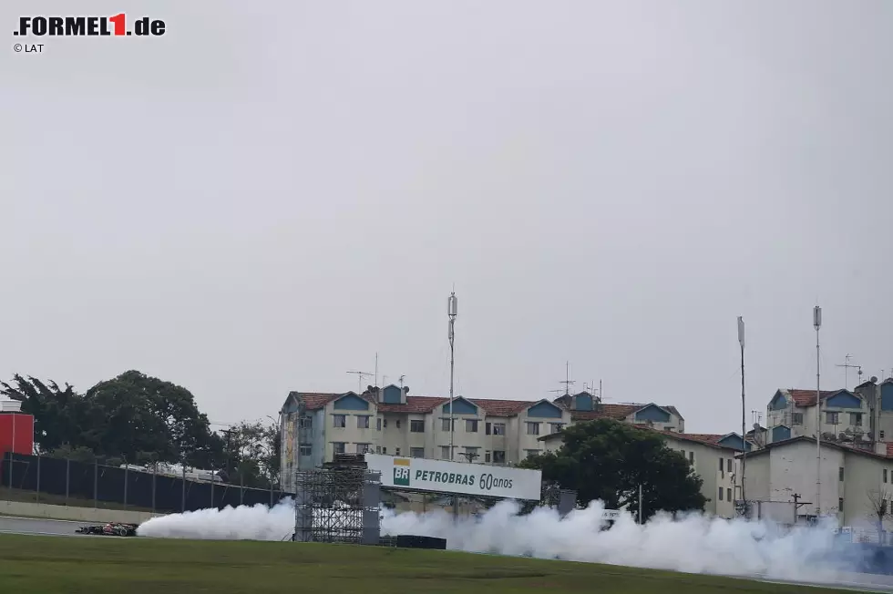 Für Grosjean endet die Saison in Brasilien mit einem kapitalen Motorschaden. Lotus zieht am Ende im Kampf um Platz zwei in der Konstrukteurs-WM den Kürzeren und wird hinter Red Bull, Mercedes und Ferrari Vierter. Foto zur News: Für Grosjean endet die Saison in Brasilien mit einem kapitalen Motorschaden. Lotus zieht am Ende im Kampf um Platz zwei in der Konstrukteurs-WM den Kürzeren und wird hinter Red Bull, Mercedes und Ferrari Vierter.