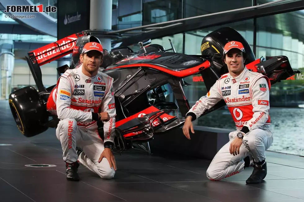 Foto zur News: Das Jahr eins nach Lewis Hamilton: McLaren präsentiert den MP4-28 mit viel Tradition in der Fabrik in Woking - und stellt mit Sergio Perez auch einen neuen Fahrer vor. Als bekannte Größe bleibt Jenson Button an Bord.