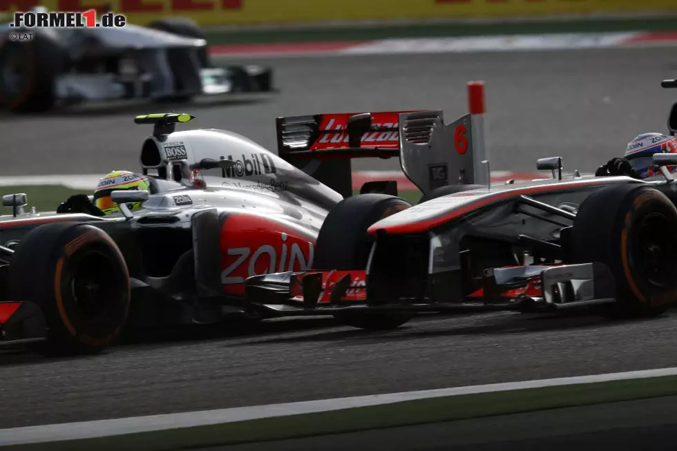 Beim Heim-Grand-Prix von McLaren-Mehrheitseigentümer Mumtalakat packt Perez ausgerechnet gegen Button (zu) harte Bandagen aus, aber es gibt keine Teamorder - wozu auch, wenn man so deutlich hinterher fährt? Immerhin holt der Mexikaner in Bahrain Platz sechs, Button trotzdem noch Platz zehn. Foto zur News: Beim Heim-Grand-Prix von McLaren-Mehrheitseigentümer Mumtalakat packt Perez ausgerechnet gegen Button (zu) harte Bandagen aus, aber es gibt keine Teamorder - wozu auch, wenn man so deutlich hinterher fährt? Immerhin holt der Mexikaner in Bahrain Platz sechs, Button trotzdem noch Platz zehn.
