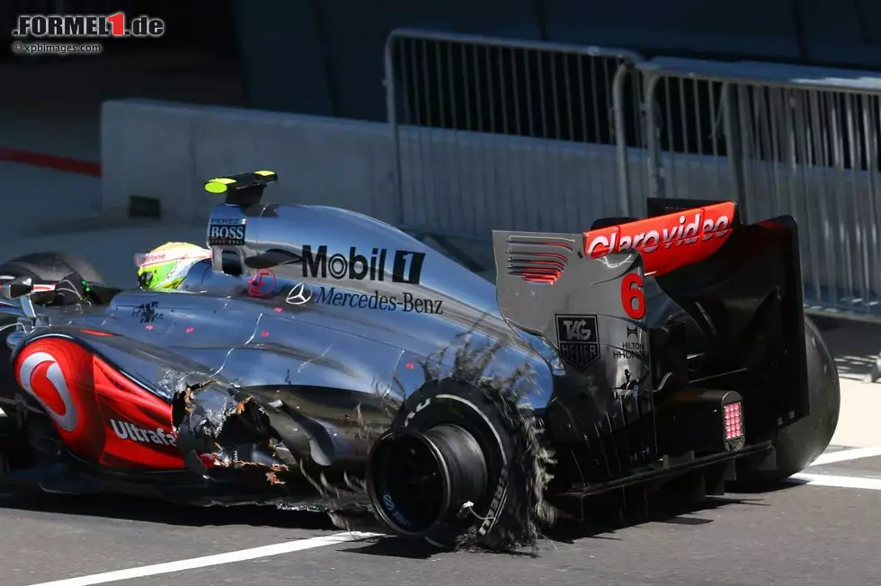 Beim Heimrennen in Silverstone werden die beiden McLaren-"Reifenflüsterer" ausgerechnet ein Pirelli-Opfer: Perez ist einer der Fahrer, bei denen ein Pneu platzt, Button muss im Finish chancenlos zuschauen, wie seine Gummis dramatisch abbauen. Foto zur News: Beim Heimrennen in Silverstone werden die beiden McLaren-"Reifenflüsterer" ausgerechnet ein Pirelli-Opfer: Perez ist einer der Fahrer, bei denen ein Pneu platzt, Button muss im Finish chancenlos zuschauen, wie seine Gummis dramatisch abbauen.