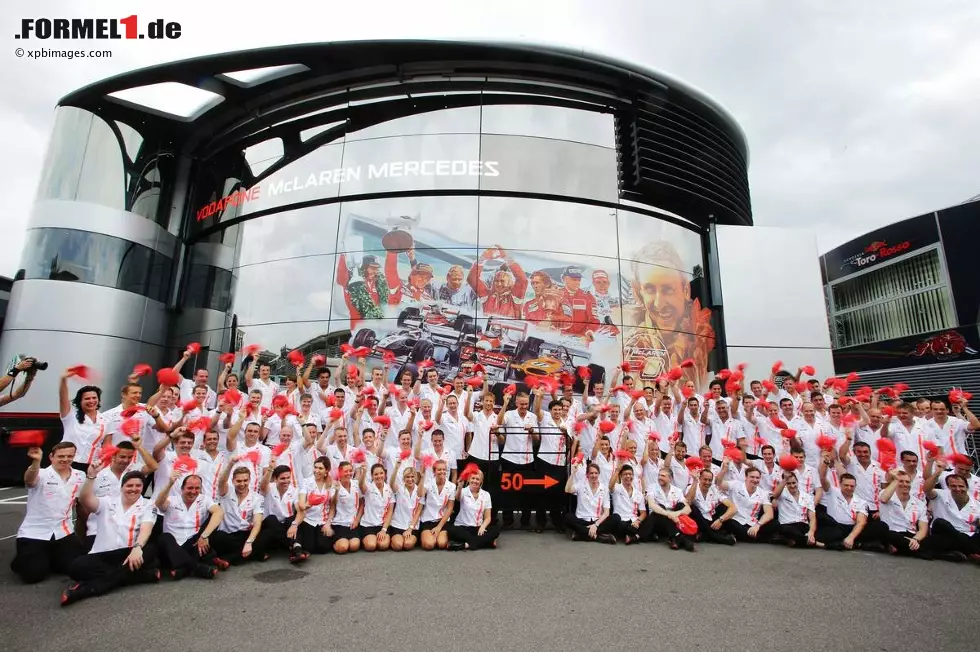 Beim Europa-Finale in Italien feiert McLaren sein 50-jähriges Jubiläum. Ein großer Erfolg bleibt aber aus: Mit falsch gewählter Getriebeübersetzung ist ein zehnter Platz für Button das Höchste der Gefühle. Foto zur News: Beim Europa-Finale in Italien feiert McLaren sein 50-jähriges Jubiläum. Ein großer Erfolg bleibt aber aus: Mit falsch gewählter Getriebeübersetzung ist ein zehnter Platz für Button das Höchste der Gefühle.