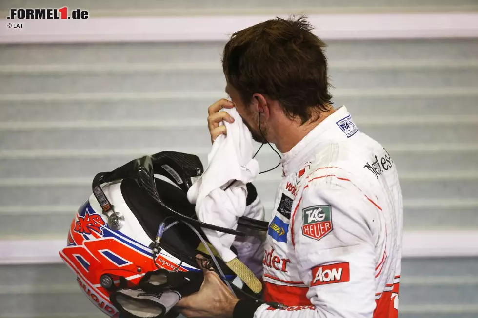 Ein Bild sagt mehr als 1.000 Worte: Button ist in Abu Dhabi durchaus flott unterwegs, wegen einer Startkollision mit Paul di Resta bleibt das aber unbelohnt. Bitter: McLaren verliert beim Dämmerungs-Grand-Prix Speed, sobald die Sonne untergeht. Foto zur News: Ein Bild sagt mehr als 1.000 Worte: Button ist in Abu Dhabi durchaus flott unterwegs, wegen einer Startkollision mit Paul di Resta bleibt das aber unbelohnt. Bitter: McLaren verliert beim Dämmerungs-Grand-Prix Speed, sobald die Sonne untergeht.