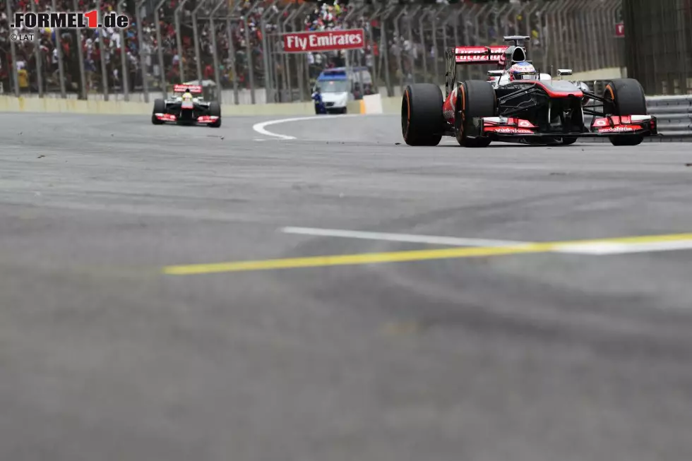 McLaren beendet das Jahr 2013 ohne Podium (das gab's seit 1980 nicht mehr!), aber immerhin mit dem besten Ergebnis der Saison: Button wird in Brasilien Vierter, Perez Sechster. Am Ende stehen 122 WM-Punkte zu Buche - fünfmal weniger als Weltmeister Red Bull! Foto zur News: McLaren beendet das Jahr 2013 ohne Podium (das gab's seit 1980 nicht mehr!), aber immerhin mit dem besten Ergebnis der Saison: Button wird in Brasilien Vierter, Perez Sechster. Am Ende stehen 122 WM-Punkte zu Buche - fünfmal weniger als Weltmeister Red Bull!