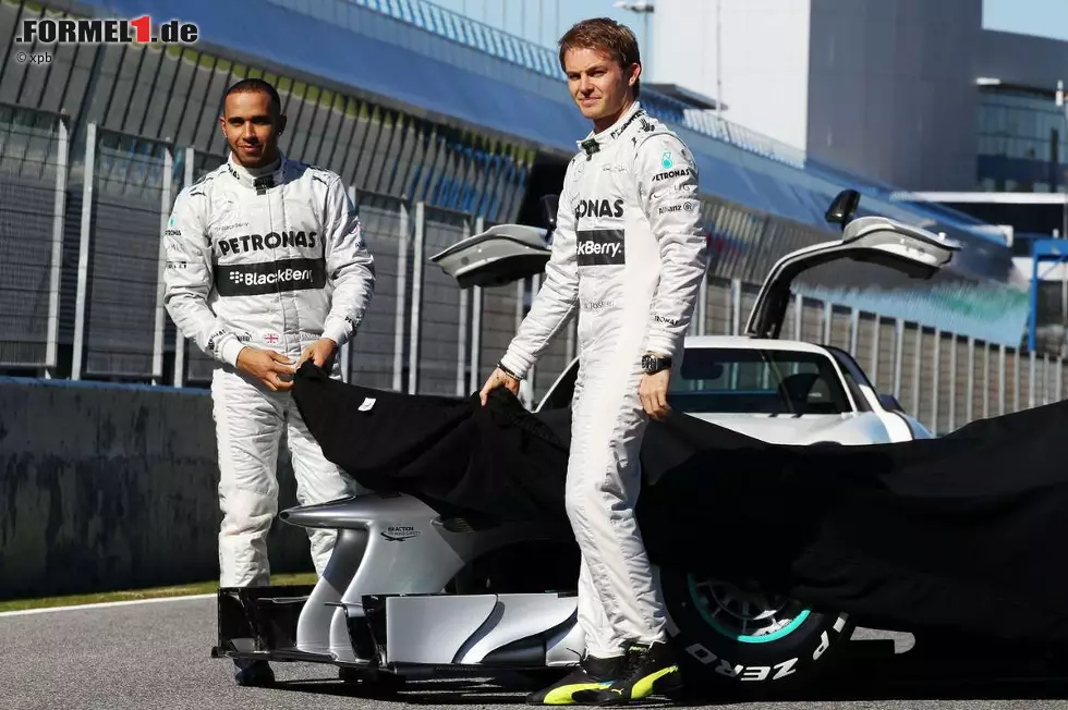 Alles neu bei Mercedes: Am 4. Februar 2013 beginnt die neue Silberpfeil-Ära erst so richtig. Nach drei Jahren Anlaufzeit krempelt man das Team enorm um. Anders als die Konkurrenz von Red Bull oder Ferrari zeigt Mercedes seinen neuen Herausforderer, den F1 W04, ohne großen Aufwand einfach auf der Strecke von Jerez. Neben dem neuen Boliden ist auch Lewis Hamilton der große Star der Präsentation. Der Brite ersetzt Rekord-Weltmeister Michael Schumacher und wagt nach seiner McLaren-Karriere einen neuen Anlauf an der Seite von Nico Rosberg. Foto zur News: Alles neu bei Mercedes: Am 4. Februar 2013 beginnt die neue Silberpfeil-Ära erst so richtig. Nach drei Jahren Anlaufzeit krempelt man das Team enorm um. Anders als die Konkurrenz von Red Bull oder Ferrari zeigt Mercedes seinen neuen Herausforderer, den F1 W04, ohne großen Aufwand einfach auf der Strecke von Jerez. Neben dem neuen Boliden ist auch Lewis Hamilton der große Star der Präsentation. Der Brite ersetzt Rekord-Weltmeister Michael Schumacher und wagt nach seiner McLaren-Karriere einen neuen Anlauf an der Seite von Nico Rosberg.