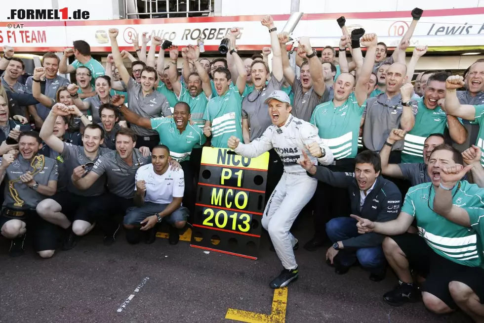 Ein ähnliches Reifenerlebnis erwartet Mercedes für Monaco, doch auf dem engen Stadtkurs kann selbst ein Sebastian Vettel nicht an den "Bussen auf Vergnügungsfahrt" vorbeigehen und muss zusehen, wie Rosberg seinen ersten Saisonsieg holt. Hamilton hat die Freude über Platz vier hingegen nicht so wirklich gepackt. Foto zur News: Ein ähnliches Reifenerlebnis erwartet Mercedes für Monaco, doch auf dem engen Stadtkurs kann selbst ein Sebastian Vettel nicht an den "Bussen auf Vergnügungsfahrt" vorbeigehen und muss zusehen, wie Rosberg seinen ersten Saisonsieg holt. Hamilton hat die Freude über Platz vier hingegen nicht so wirklich gepackt.