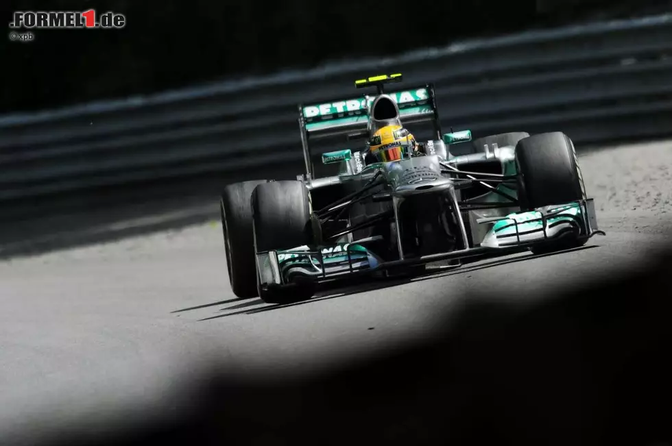 In Kanada zeichnet sich ab, dass Mercedes die Reifenprobleme langsam in den Griff bekommt. Zwar springt für Hamilton und Rosberg zum ersten Mal seit Malaysia keine Pole heraus, allerdings fallen die beiden Piloten im Rennen auch nur jeweils einen Platz nach hinten - auf drei und fünf. Auf Sebastian Vettel fehlen im WM-Kampf aber mittlerweile stolze 55 Punkte. Foto zur News: In Kanada zeichnet sich ab, dass Mercedes die Reifenprobleme langsam in den Griff bekommt. Zwar springt für Hamilton und Rosberg zum ersten Mal seit Malaysia keine Pole heraus, allerdings fallen die beiden Piloten im Rennen auch nur jeweils einen Platz nach hinten - auf drei und fünf. Auf Sebastian Vettel fehlen im WM-Kampf aber mittlerweile stolze 55 Punkte.