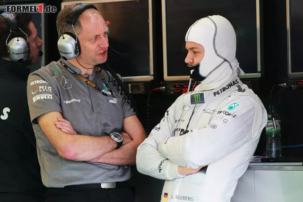 Das nächste Rennen findet auf dem Nürburgring statt - und ausgerechnet bei Rosbergs und Mercedes' Heimspiel patzt das Team. In Q2 ist man sich zu sicher, dass man den Einzug in Q3 packt, und lässt den Wiesbadener in der Garage. Als Elfter muss Rosberg zuschauen, wie Hamilton die Pole holt. Eine Aufholjagd findet in der Eifel auch nicht statt: Rosberg wird nur Neunter, Hamilton fällt auf Rang fünf zurück. Foto zur News: Das nächste Rennen findet auf dem Nürburgring statt - und ausgerechnet bei Rosbergs und Mercedes' Heimspiel patzt das Team. In Q2 ist man sich zu sicher, dass man den Einzug in Q3 packt, und lässt den Wiesbadener in der Garage. Als Elfter muss Rosberg zuschauen, wie Hamilton die Pole holt. Eine Aufholjagd findet in der Eifel auch nicht statt: Rosberg wird nur Neunter, Hamilton fällt auf Rang fünf zurück.