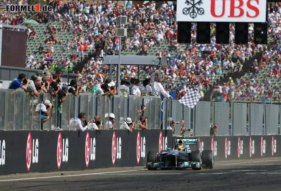 Drei Wochen später wähnt sich Hamilton endlich am Ziel. Nachdem er sich zu Saisonbeginn darüber beschwert hatte, dass er nicht ordentlich bremsen kann, läuft in Budapest für den 28-Jährigen alles nach Plan. Nach der Pole-Position vom Samstag schnappt sich der Engländer auch am Sonntag ungefährdet den Sieg - seinen ersten für Mercedes. Da Rosberg mit einem kapitalen Motorschaden ausfällt, liegen zu Saisonmitte schon 40 Punkte zwischen den beiden. Foto zur News: Drei Wochen später wähnt sich Hamilton endlich am Ziel. Nachdem er sich zu Saisonbeginn darüber beschwert hatte, dass er nicht ordentlich bremsen kann, läuft in Budapest für den 28-Jährigen alles nach Plan. Nach der Pole-Position vom Samstag schnappt sich der Engländer auch am Sonntag ungefährdet den Sieg - seinen ersten für Mercedes. Da Rosberg mit einem kapitalen Motorschaden ausfällt, liegen zu Saisonmitte schon 40 Punkte zwischen den beiden.