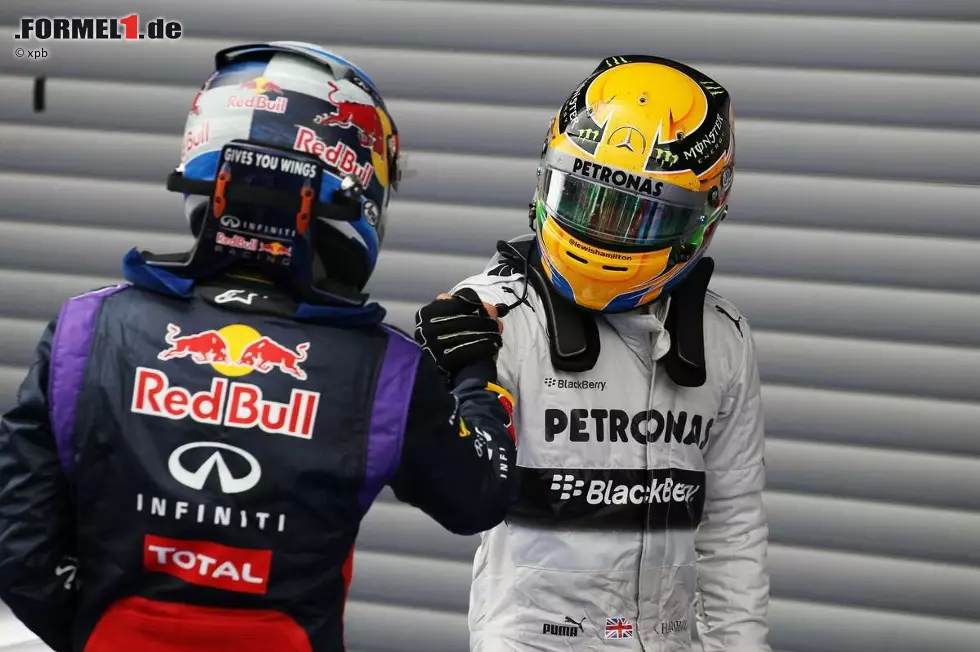 In einem nassen Qualifying schnappt sich Hamilton in Spa-Francorchamps seine vierte Pole in Folge. Für das Team ist es die insgesamt achte der vergangenen neun Rennwochenenden. Doch die Serie findet hier ein Ende: Es ist die bislang letzte Pole für Mercedes, die zudem wieder "nur" zu den Rängen drei und vier am Sonntag führt. Der Abstand zu Sebastian Vettel wächst derweil immer weiter: Mit 58 Punkten Rückstand darf sich Hamilton nur noch ganz vage Hoffnungen auf den Titel machen. Foto zur News: In einem nassen Qualifying schnappt sich Hamilton in Spa-Francorchamps seine vierte Pole in Folge. Für das Team ist es die insgesamt achte der vergangenen neun Rennwochenenden. Doch die Serie findet hier ein Ende: Es ist die bislang letzte Pole für Mercedes, die zudem wieder "nur" zu den Rängen drei und vier am Sonntag führt. Der Abstand zu Sebastian Vettel wächst derweil immer weiter: Mit 58 Punkten Rückstand darf sich Hamilton nur noch ganz vage Hoffnungen auf den Titel machen.