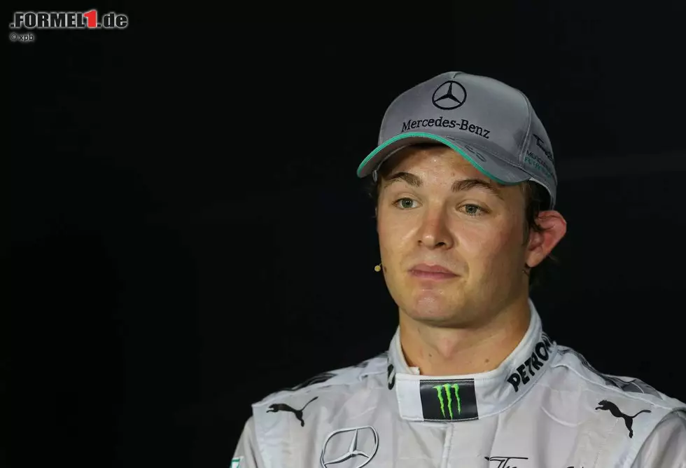 Sauer ist Rosberg in Singapur: Erst kann er Vettel in der Qualifikation nicht mehr abfangen, auch wenn dieser es sich beim letzten Versuch in der Box gemütlich macht, dann muss er sich noch über dessen berühmten Eier-Spruch ärgern. Ein Besuch im Swimmingpool wäre dem Deutschen in diesem Moment sicherlich lieber gewesen. Foto zur News: Sauer ist Rosberg in Singapur: Erst kann er Vettel in der Qualifikation nicht mehr abfangen, auch wenn dieser es sich beim letzten Versuch in der Box gemütlich macht, dann muss er sich noch über dessen berühmten Eier-Spruch ärgern. Ein Besuch im Swimmingpool wäre dem Deutschen in diesem Moment sicherlich lieber gewesen.