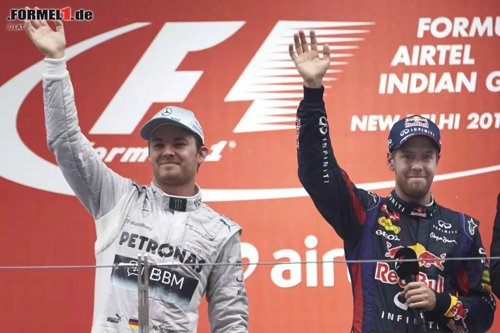 Sportlich kann man in den verbleibenden Wochen nur wenige Akzente setzen. Neben Sebastian Vettel sehen einfach alle anderen Fahrer in den letzten Saisonrennen alt aus. Immerhin schafft es Rosberg in Indien und Abu Dhabi noch zweimal auf das Podest, bevor er in den USA mit Platz 14 im Qualifying total abstürzt. Hamiltons restliche Rennen sind von wenigen Tiefen geprägt - aber auch von wenigen Höhen. Vom aufregenden Saisonstart ist man mittlerweile weit entfernt. Foto zur News: Sportlich kann man in den verbleibenden Wochen nur wenige Akzente setzen. Neben Sebastian Vettel sehen einfach alle anderen Fahrer in den letzten Saisonrennen alt aus. Immerhin schafft es Rosberg in Indien und Abu Dhabi noch zweimal auf das Podest, bevor er in den USA mit Platz 14 im Qualifying total abstürzt. Hamiltons restliche Rennen sind von wenigen Tiefen geprägt - aber auch von wenigen Höhen. Vom aufregenden Saisonstart ist man mittlerweile weit entfernt.