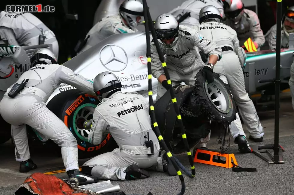 Beim Saisonfinale in Brasilien bekommt aber auch die Mercedes-Crew noch einmal Arbeit: Nach einer Kollision mit dem Williams von Valtteri Bottas muss Hamilton zum Reifenwechsel an die Box kommen und erhält zusätzlich noch eine Durchfahrtsstrafe. Im Kampf um den zweiten Konstrukteursrang gegen Ferrari ist dies ein herber Rückschlag, Hamilton wird nur Neunter. Foto zur News: Beim Saisonfinale in Brasilien bekommt aber auch die Mercedes-Crew noch einmal Arbeit: Nach einer Kollision mit dem Williams von Valtteri Bottas muss Hamilton zum Reifenwechsel an die Box kommen und erhält zusätzlich noch eine Durchfahrtsstrafe. Im Kampf um den zweiten Konstrukteursrang gegen Ferrari ist dies ein herber Rückschlag, Hamilton wird nur Neunter.