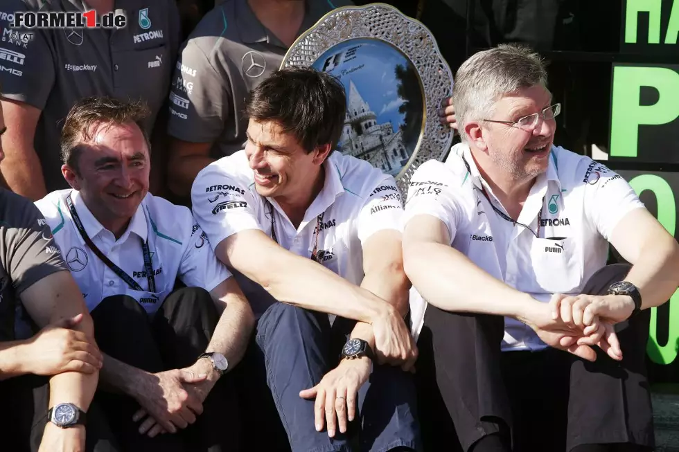 Doch nach der Saison ist bekanntlich vor der Saison. Schon kurz nach dem Saisonende stellt Mercedes die Weichen für die Zukunft neu und gibt bekannt, dass Ross Brawn 2014 nicht mehr als Teamchef fungieren wird. An seine Stelle treten der neu zum Team gestoßene Paddy Lowe sowie Toto Wolff, die im kommenden Jahr eine Doppelspitze bilden werden. Foto zur News: Doch nach der Saison ist bekanntlich vor der Saison. Schon kurz nach dem Saisonende stellt Mercedes die Weichen für die Zukunft neu und gibt bekannt, dass Ross Brawn 2014 nicht mehr als Teamchef fungieren wird. An seine Stelle treten der neu zum Team gestoßene Paddy Lowe sowie Toto Wolff, die im kommenden Jahr eine Doppelspitze bilden werden.