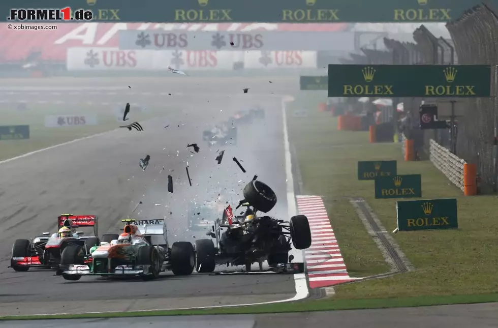 Foto zur News: Drittes Saisonrennen in China: Gutierrez verzeichnet seinen nächsten Aussetzer und kracht beim Anbremsen ins Heck des Force India von Adrian Sutil. Das bedeutet eine Startaufstellungs-Rückversetzung für den nächsten Grand Prix in Bahrain.