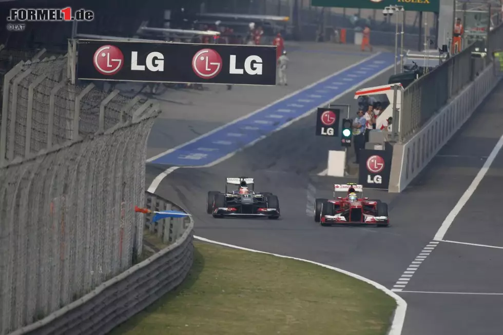 Hülkenberg qualifiziert sich indes erstmals in den Top 10, mischt dank einer anderen Boxenstopp-Sequenz phasenweise mit den Großen mit, staubt acht Führungsrunden ab. Letztendlich wird er wegen Problemen bei den Boxenstopps aber nur Zehnter. Immerhin wieder ein WM-Punkt. Foto zur News: Hülkenberg qualifiziert sich indes erstmals in den Top 10, mischt dank einer anderen Boxenstopp-Sequenz phasenweise mit den Großen mit, staubt acht Führungsrunden ab. Letztendlich wird er wegen Problemen bei den Boxenstopps aber nur Zehnter. Immerhin wieder ein WM-Punkt.