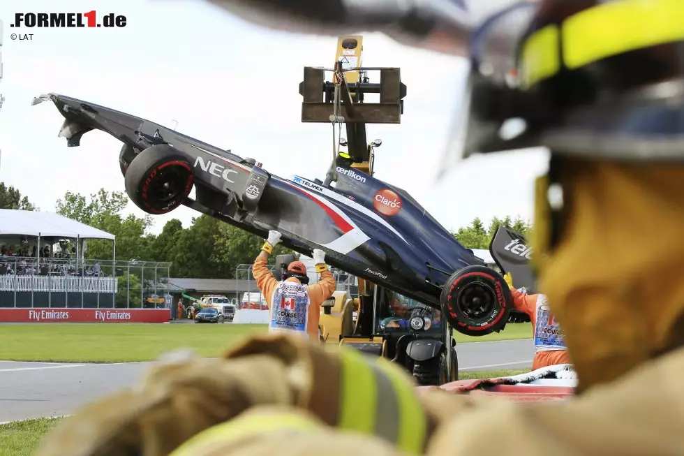 Die Tragödie des Jahres: Nach Gutierrez' Dreher beim Grand Prix von Kanada wird ein Streckenposten bei den Bergungsarbeiten von diesem Traktor überrollt. Mark Robinson erliegt im Krankenhaus seinen Verletzungen. Als Gutierrez den Circuit Gilles Villeneuve in Montreal verlässt, ist ihm die Tragik seines Ausfalls noch gar nicht bewusst. Foto zur News: Die Tragödie des Jahres: Nach Gutierrez' Dreher beim Grand Prix von Kanada wird ein Streckenposten bei den Bergungsarbeiten von diesem Traktor überrollt. Mark Robinson erliegt im Krankenhaus seinen Verletzungen. Als Gutierrez den Circuit Gilles Villeneuve in Montreal verlässt, ist ihm die Tragik seines Ausfalls noch gar nicht bewusst.