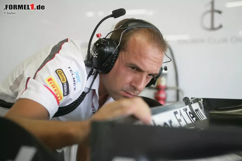 Trotz Reifenproblemen holt Hülkenberg in Silverstone einen WM-Punkt, aber die Sauber-Krise spitzt sich immer mehr zu. Sportlich läuft es nicht, finanziell erreicht der Überlebenskampf ungeahnte Dimensionen. Chefdesigner Matt Morris zieht die Reißleine, verlässt Hinwil und wechselt zu McLaren. Foto zur News: Trotz Reifenproblemen holt Hülkenberg in Silverstone einen WM-Punkt, aber die Sauber-Krise spitzt sich immer mehr zu. Sportlich läuft es nicht, finanziell erreicht der Überlebenskampf ungeahnte Dimensionen. Chefdesigner Matt Morris zieht die Reißleine, verlässt Hinwil und wechselt zu McLaren.