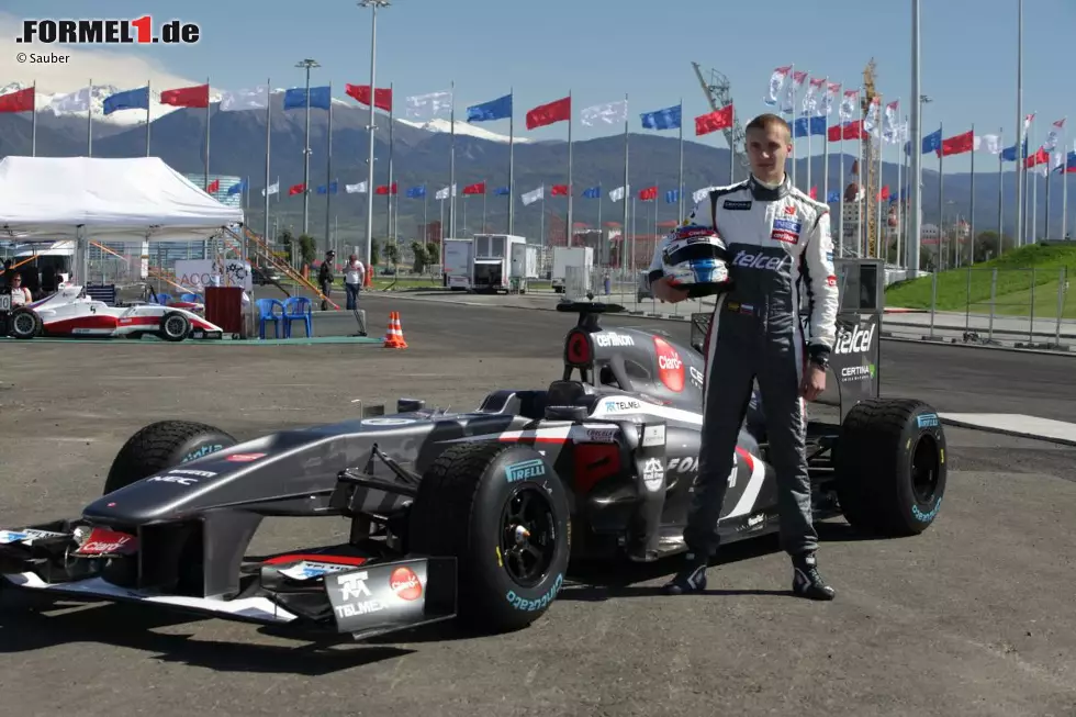 Im September darf er bei einem Demo-Event in Sotschi sogar erstmals einen Formel-1-Sauber fahren. Für seinen kurz geratenen Schnupperkurs überweist Papa Sirotkin stolze viereinhalb Millionen Euro nach Hinwil - in der (falschen) Hoffnung, dafür 2014 einen Stammplatz einzukaufen. Foto zur News: Im September darf er bei einem Demo-Event in Sotschi sogar erstmals einen Formel-1-Sauber fahren. Für seinen kurz geratenen Schnupperkurs überweist Papa Sirotkin stolze viereinhalb Millionen Euro nach Hinwil - in der (falschen) Hoffnung, dafür 2014 einen Stammplatz einzukaufen.
