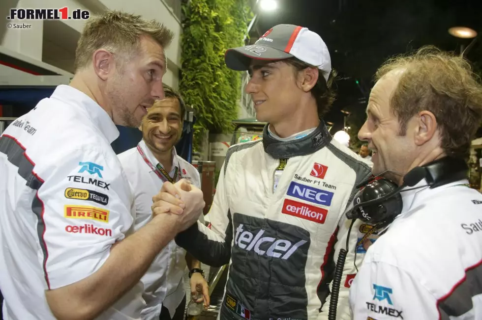 Dass nicht nur der Deutsche in Topform fährt, sondern auch der Sauber besser wird, beweist Gutierrez' zehnter Startplatz beim Nacht-Grand-Prix in Singapur. Der Mexikaner lässt sogar erstmals Hülkenberg hinter sich - allerdings nur, weil dessen DRS nicht funktioniert. Foto zur News: Dass nicht nur der Deutsche in Topform fährt, sondern auch der Sauber besser wird, beweist Gutierrez' zehnter Startplatz beim Nacht-Grand-Prix in Singapur. Der Mexikaner lässt sogar erstmals Hülkenberg hinter sich - allerdings nur, weil dessen DRS nicht funktioniert.