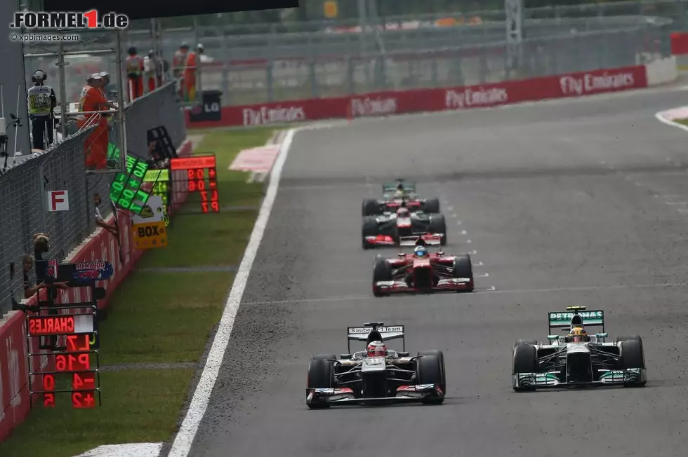In Südkorea stehen erstmals beide Sauber-Piloten in den Top 10, und dann zieht Hülkenberg das Rennen des Jahres ab: Nach hartem Fight gegen die Topstars der Manege (und insbesondere gegen Lewis Hamilton, den er rundenlang geschickt in Schach hält) wird er sensationell Vierter. Foto zur News: In Südkorea stehen erstmals beide Sauber-Piloten in den Top 10, und dann zieht Hülkenberg das Rennen des Jahres ab: Nach hartem Fight gegen die Topstars der Manege (und insbesondere gegen Lewis Hamilton, den er rundenlang geschickt in Schach hält) wird er sensationell Vierter.