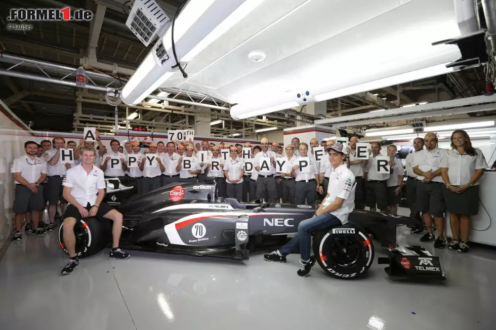 Indes feiert Peter Sauber seinen 70. Geburtstag. Er hatte wohl schon schönere, denn inzwischen kann sein Team nicht einmal mehr die Stromrechnung zahlen. Aber der Gruß des Teams aus dem fernen Japan tröstet über so manches hinweg. Foto zur News: Indes feiert Peter Sauber seinen 70. Geburtstag. Er hatte wohl schon schönere, denn inzwischen kann sein Team nicht einmal mehr die Stromrechnung zahlen. Aber der Gruß des Teams aus dem fernen Japan tröstet über so manches hinweg.