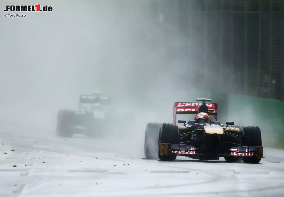 Foto zur News: Beim Saisonauftakt in Australien, der Heimat von Daniel Ricciardo, geht Toro Rosso leer aus. Im auf Sonntag verlegten Regen-Qualifying wittert dessen Teamkollege Jean-Eric Vergne die Chance auf die Top 10, scheitert aber an der falschen Reifenentscheidung seines Kommandostandes. Dennoch: Das Auto scheint schnell zu sein.