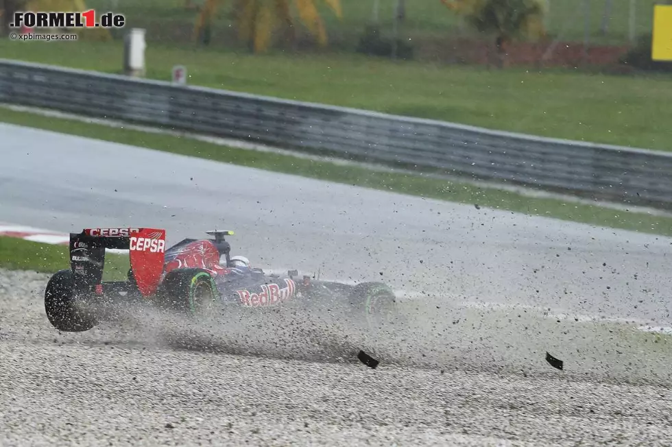 Foto zur News: Auch eine Woche später in Malaysia bietet der Regen den Außenseitern eine Chance, aber Toro Rosso kann diese wieder nicht nutzen. Ricciardo reitet auf dem Weg zur Startaufstellung aus und beschädigt sich dabei den Unterboden. Später scheidet er zum zweiten Mal hintereinander wegen eines Problems mit dem Auspuff aus.