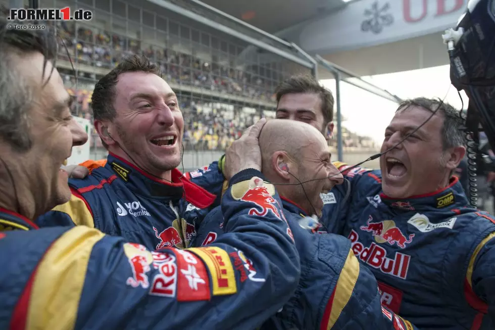 Foto zur News: Ricciardo macht prompt das Beste aus dem Key-Effekt, wird im Schanghai-Qualifying starker Siebter (zum ersten Mal seit Bahrain 2012 in den Top 10) - und wiederholt sein Qualifying-Ergebnis auch im Rennen. Trotz einer Berührung mit Nico Rosberg wird er im Finish sogar im Rückspiegel von Felipe Massa immer größer. Riesenjubel bei der Crew!
