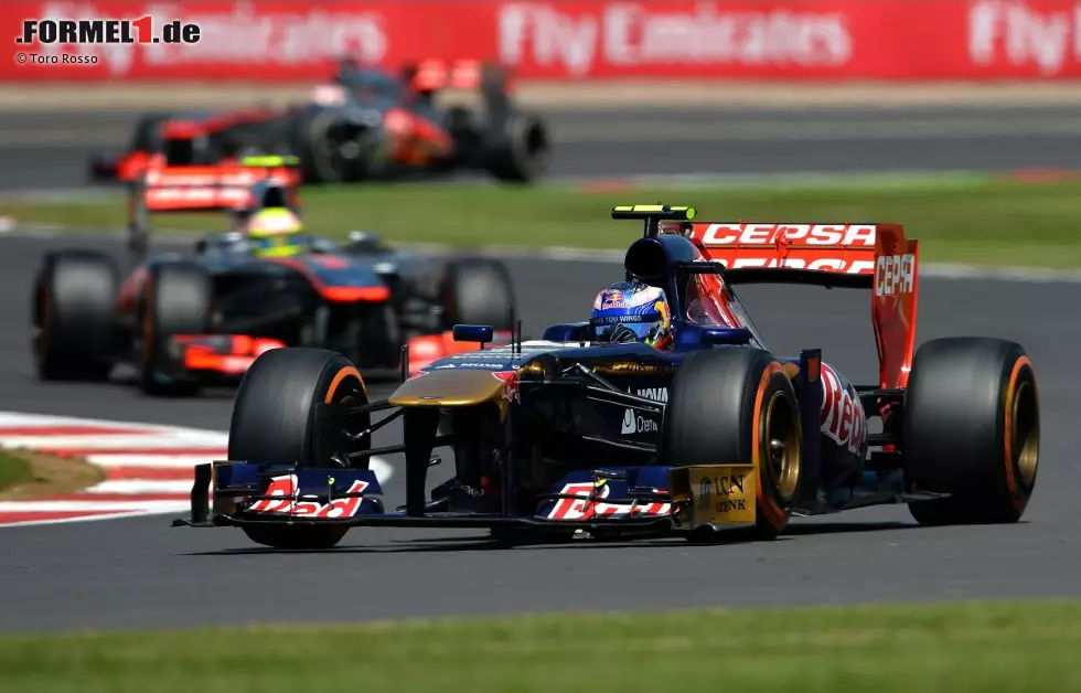 Foto zur News: Mark Webber gibt seinen Rücktritt per Saisonende bekannt - und plötzlich wittern die Toro-Rosso-Junioren ihre Chance auf das Red-Bull-Cockpit. Aber mit dem Druck kommt Ricciardo deutlich besser zurecht als Vergne: Sechster im Qualifying in Silverstone, am Ende trotz suboptimaler Strategie immerhin Achter im Rennen.